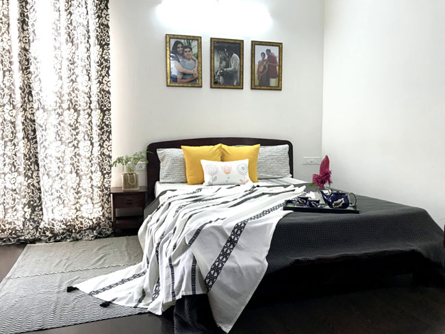 A minimalist bed room